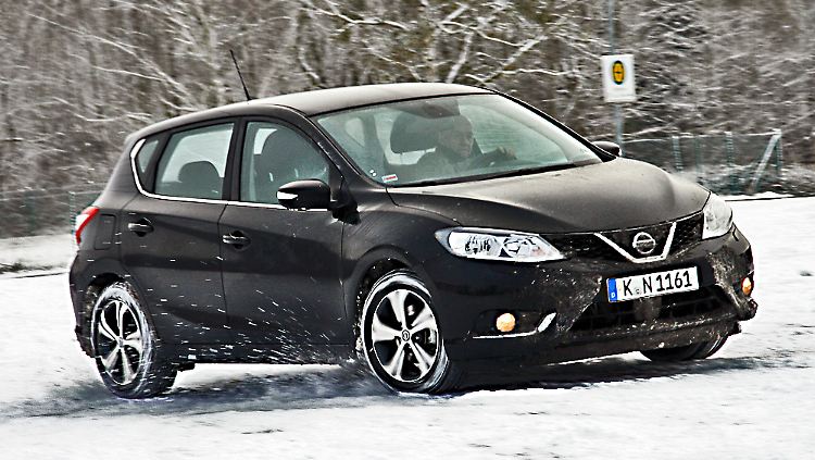 Dank guter Traktion gibt sich der Nissan Pulsar auch auf rutschigem Untergrund unkompliziert.