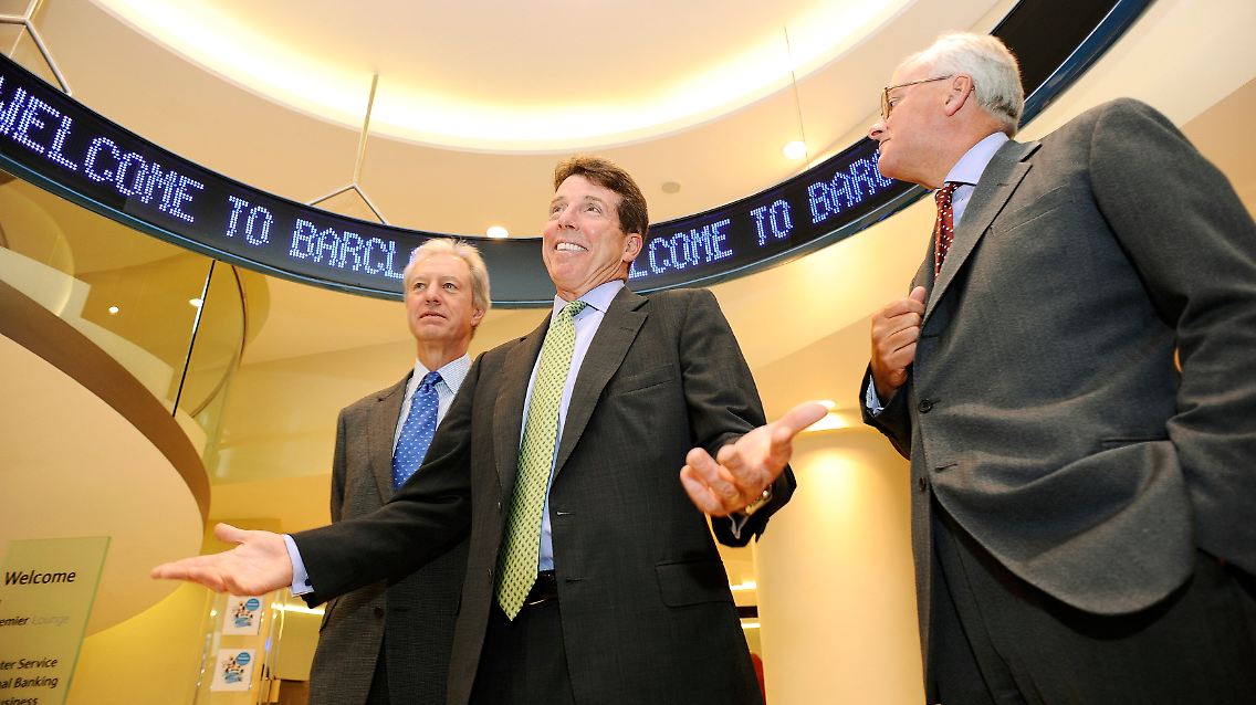 Bob Diamond (M) beerbt John Varley (r.) auf dem Chefsessel der britischen Großbank Barclays. Der Investmentbanker machte zuletzt auch durch einen Millionen-Bonus auf sich aufmerksam.