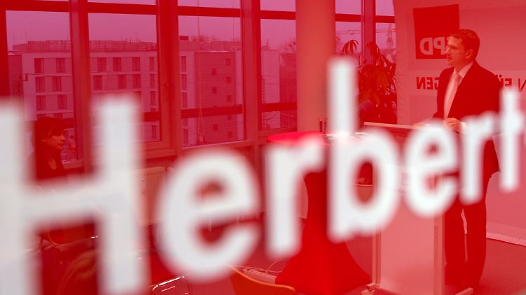Sachsens SPD-Landeschef Dulig stellt im Herbert-Wehner-Saal der Landesgeschäftsstelle das Positionspapier "Keine Angst vor Pegida" zum Umgang mit der Bewegung vor.