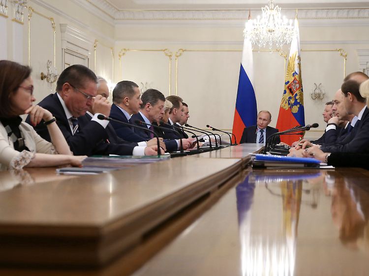 Machtpolitik in der Sackgasse: Präsident Wladimir Putin bei einer Kabinettssitzung zur russischen Finanzkrise.