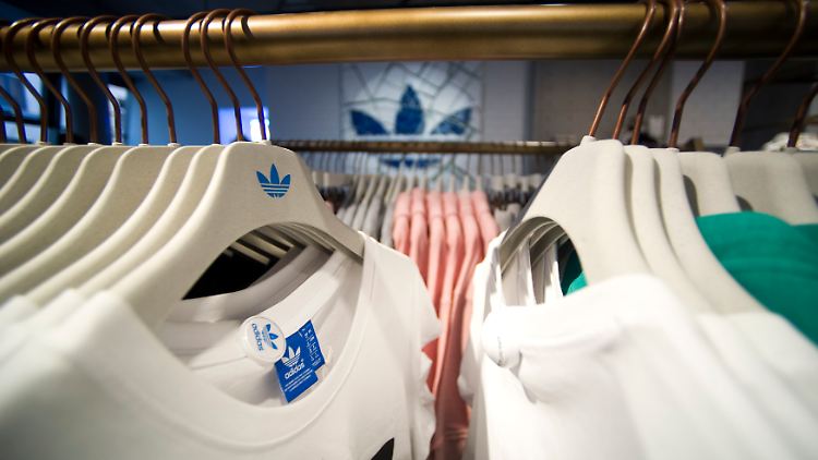 Auch die lange erwartete Trennung vom Straßenschuhanbieter Rockport drückt bei Adidas auf das Ergebnis.