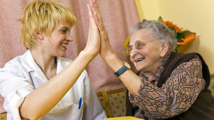 2,6 Millionen Pflegebedürftige und ihre Angehörigen dürfen sich über längst fällige Verbesserungen freuen.