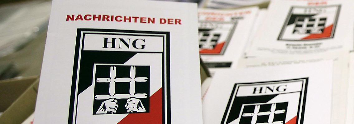 Das Bild zeigt Material, das bei der langjährigen Vereinsvorsitzenden der "Hilfsorganisation für nationale politische Gefangene und deren Angehörige e.V." (HNG), Ursula Müller, sichergestellt wurde.