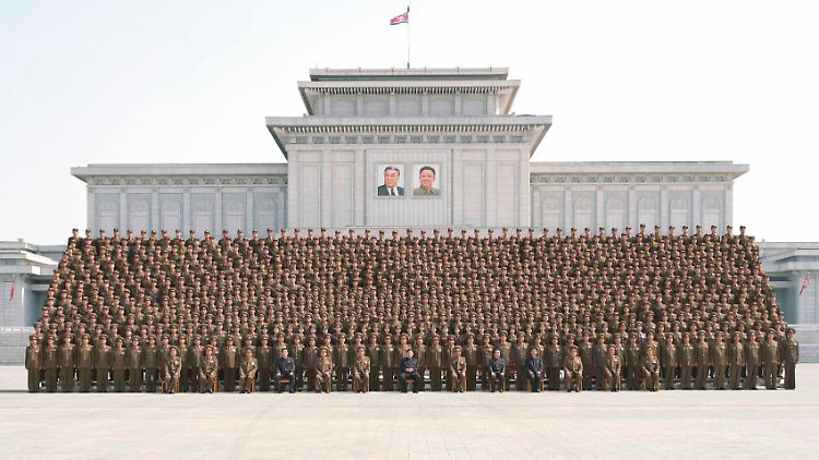 Drohungen gegen Deutschland: Kim Jong Un (erste Reihe, M.) herrscht über ein hochgerüstetes, verarmtes Land (Archivbild).