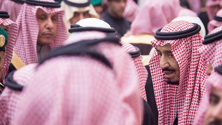 Der saudische König Salman bin Abdul Aziz (r).