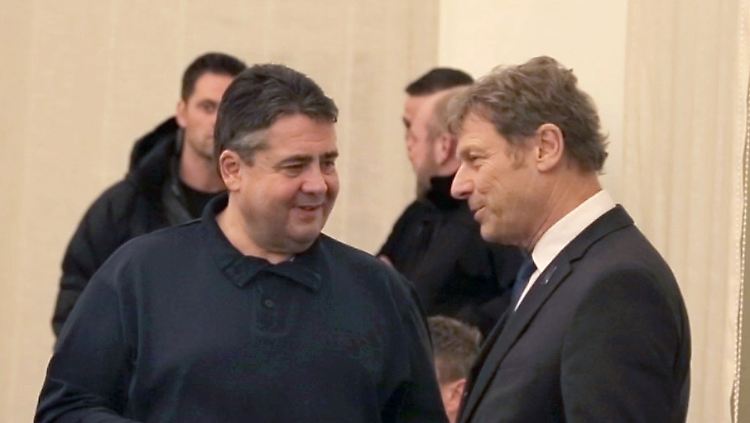 Gabriel nahm "rein privat" an einer Diskussionsveranstaltung teil - das verrät auch seine Bekleidung.