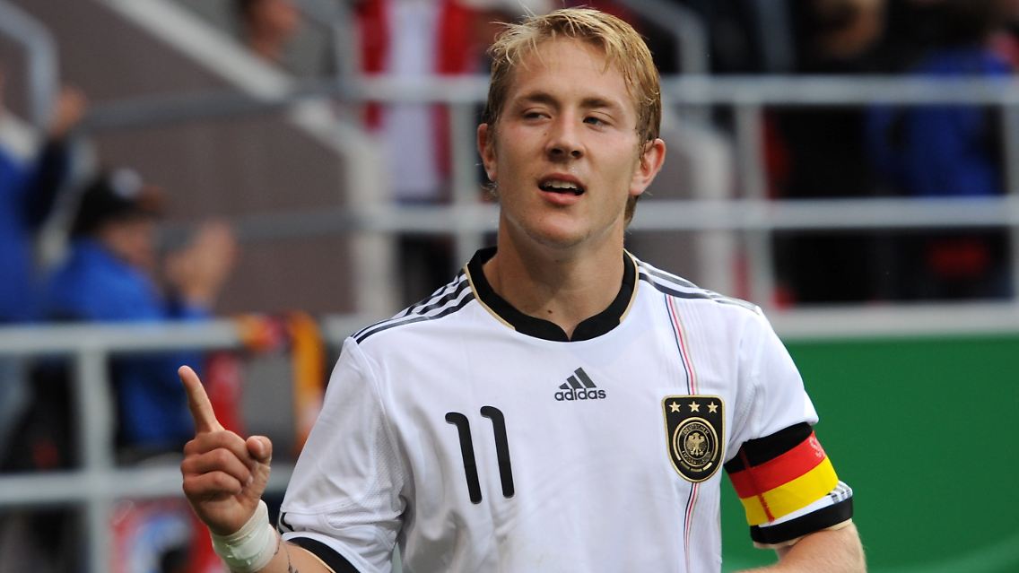 Lewis Holtby trifft zwei Mal.