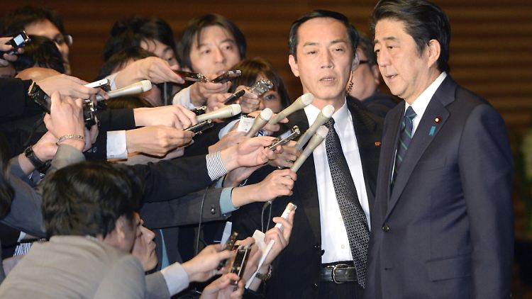 Der japanische Regierungschef Shinzo Abe (r.) berief umgehend eine Ministerrunde ein.