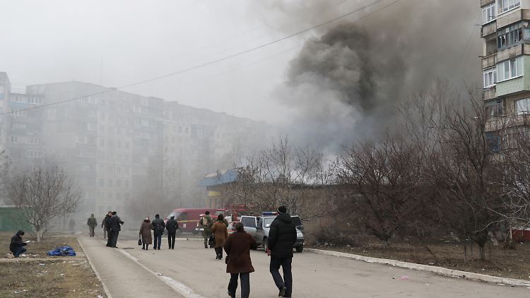 Rauch, Zerstörung, Tote auf den Straßen in Mariupol: OSZE-Beobachter sind sich sicher, dass die Raketen aus von Separatisten kontrollierten Gebieten abgefeuert wurden.