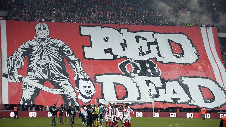 Dumpf und stumpf: Das von Standard Lüttich geduldete Schmähplakat gegen Ex-Prof Steven Defour.i 