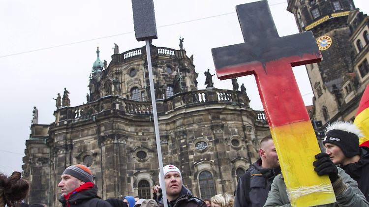 Anders als an den Montagen konnte das offenbar unverzichtbare schwarz-rot-goldene Kreuz unbeleuchtet bleiben.
