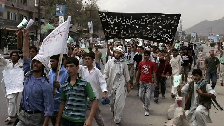 Afghanen protestieren gegen die geplante Verbrennung des Korans.