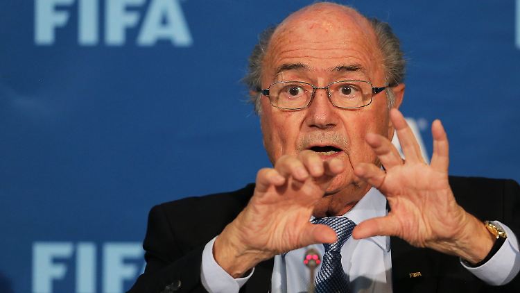 Fifa-Präsident Joseph Blatter soll indirekt Hand an den unabhängigen Reformbericht angelegt haben. Das fällt ihm nun auf die Füße.