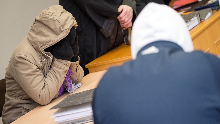 Sylvia L. und Wolfgang A. sind wegen wegen fahrlässiger Tötung in Tateinheit mit Verletzung der Fürsorge- und Erziehungspflicht angeklagt.