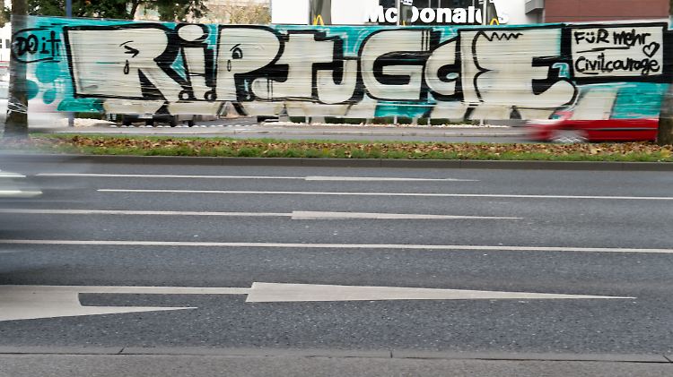 Banner vor dem Mc Donald's Restaurant in Offenbach, wo Tugce ins Koma geprügelt worden war.