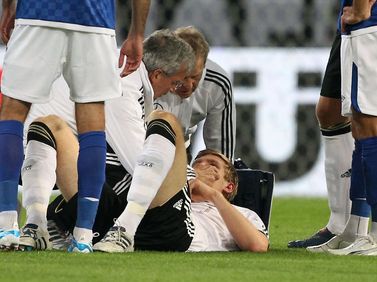 Per Mertesacker muss schon früh verletzt vom Platz. Für ihn kommt der spätere Torschütze Westermann.