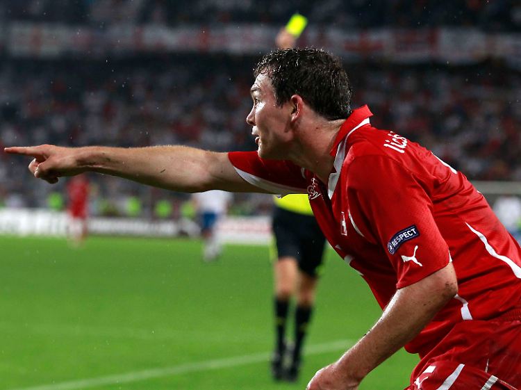 Der Schweizer Lichtsteiner musste mit einer Roten Karte vom Platz.