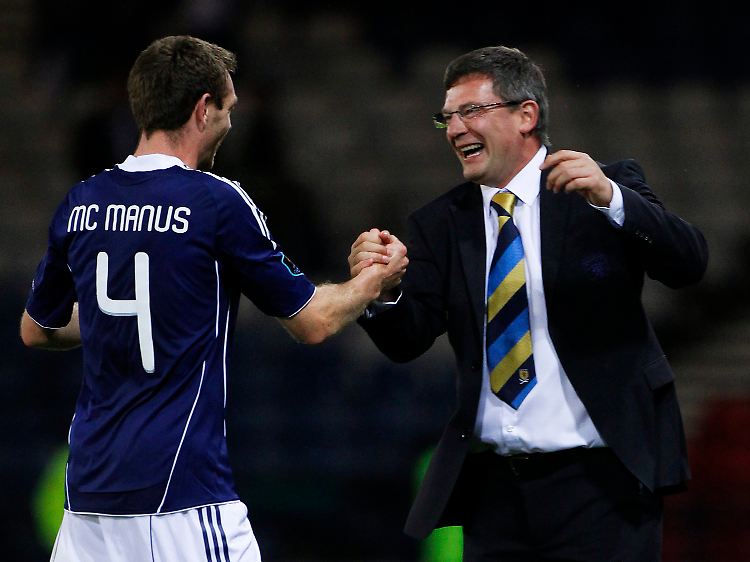 Der Schottische Trainer Craig Levein freut sich über den knappen Sieg.