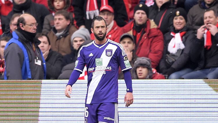 "Ich bitte meine Mitspieler und die Fans von Anderlecht um Verzeihung, obwohl ich meinen Platzverweis nicht verstehen kann": Steven Defour.