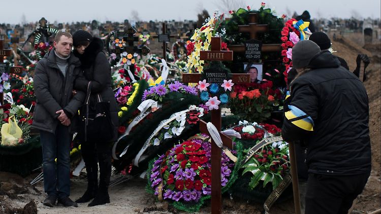 In Mariupol werden die Opfer des Raketenangriffs vom Samstag beerdigt. 30 Zivilisten kamen ums Leben.