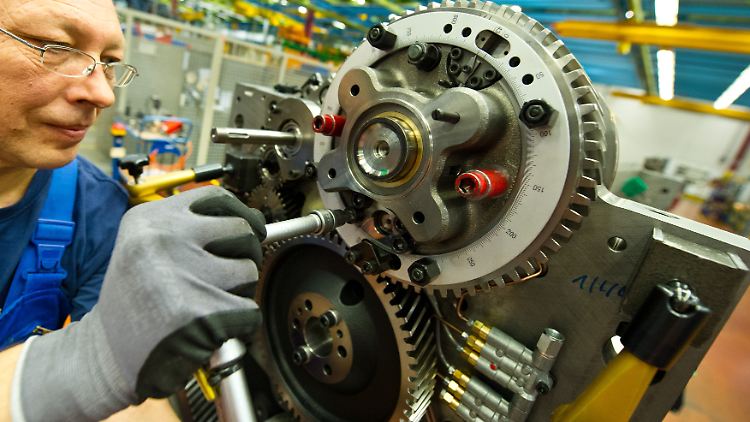 Die Bundesregierung rechnet damit, dass 2015 42,8 Millionen Menschen in Deutschland arbeiten.