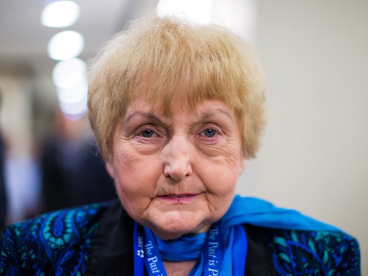 Als Eva Mozes Kor Auschwitz in den 80er Jahren besuchte, war sie entsetzt, wie grau alles im sozialistischen Polen war. Damals beschloss sie, vor allem knallige Farben zu tragen.