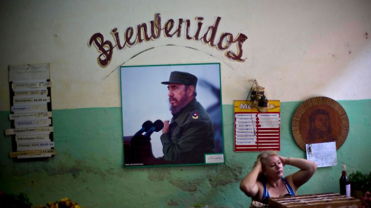 "Willkommen" steht über dem Foto von Fidel Castro.