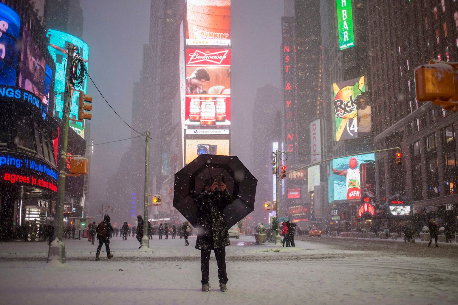 Die Stadt, die niemals schläft, liegt unter einen dicken Schicht aus Schnee und Eis begraben.
