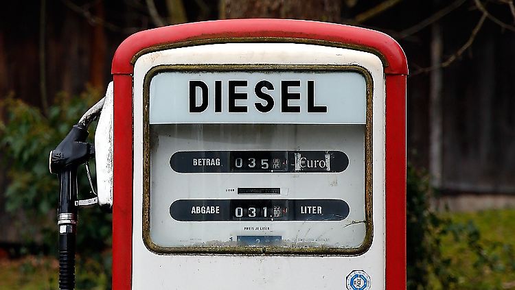 2015-01-27T114217Z_1750455384_LM2EB1Q1FZ601_RTRMADP_3_MARKETS-OIL-WIDERIMAGE.JPG5221174537188775605.jpg