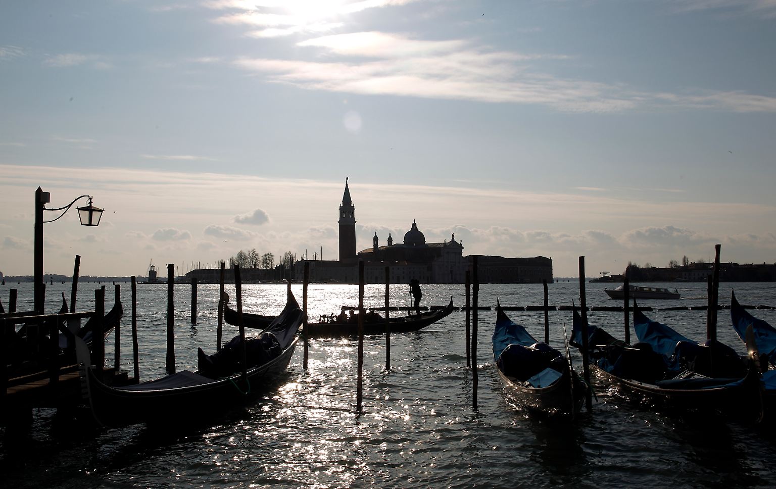 Schönheit kann ein Fluch sein. Wenn diese Redewendung auf eine Stadt zutrifft, dann auf Venedig.