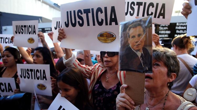 Bürger gehen in die Straße und fordern "Justicia" - Gerechtigkeit.