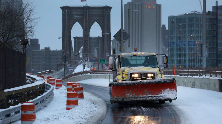 Viele Straßen New Yorks und auch die berühmte Brooklyn-Bridge sind schon wieder schneefrei.