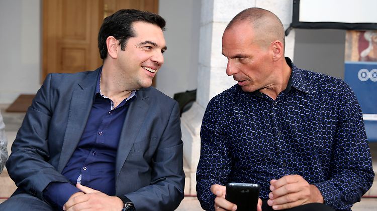 Kurswechsel: Griechenlands Premier Alexis Tsipras und sein Finanzminister Yanis Varoufakis wollen weitere Hilfen in Brüssel beantragen.