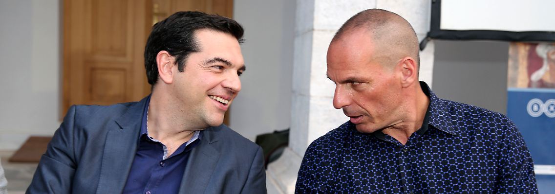 Vor allem Varoufakis (r.) macht in den ersten Monaten des Jahres Schlagzeilen - doch seine Amtszeit endet bereits nach wenigen Monaten. Tsipras (l.) hingegen wird schließlich auf den Sparkurs der Troika einschwenken.