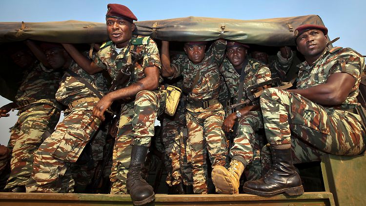 Soldaten der kamerunischen Armee haben offenbar zwölf Boko-Haram-Kämpfer in einen Hinterhalt gelockt und getötet.