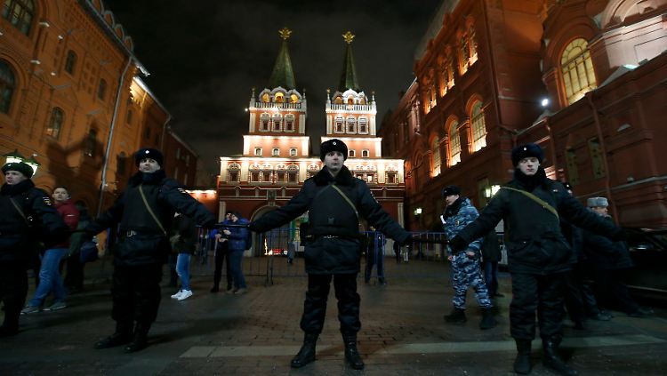 Polizeisperre in der Moskauer Innenstadt: Mitte Januar trafen hier mehrere Hundert Oppositionelle auf zahlreiche Putin-Unterstützer.