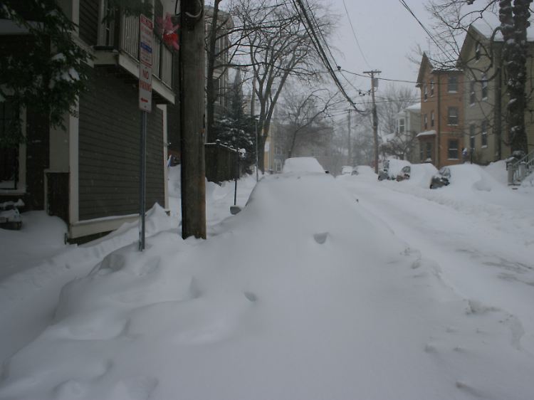 Schneeverwehungen in den Nebenstraßen: Wer seinen Wagen ausgraben möchte, muss ihn erst einmal finden.