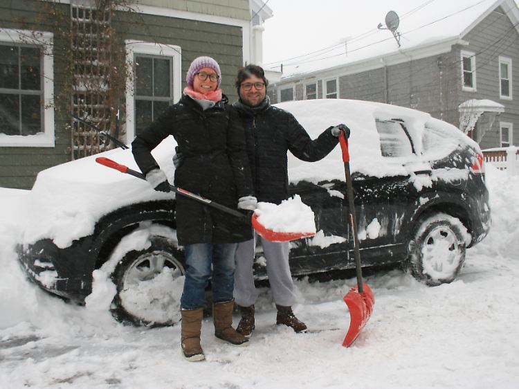 Stolzes Ergebnis einer guten halben Stunde Arbeit: Gemeinsam haben sie ihr Auto vom Schnee befreit. In der Nacht soll es weiter schneien.