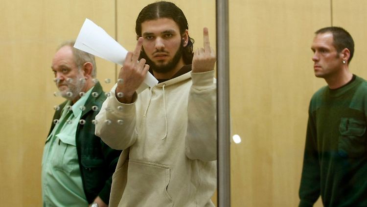 Youssef Mohamad al-Hajdib wurde Anfang 2009 zu einer lebenslangen Haftstrafe verurteilt. Er war einer der Kofferbomber, die 2006 am Kölner Hauptbahnhof einen Anschlag durchführen wollten. Doch die Bomben explodierten nicht.
