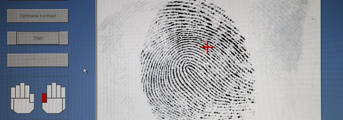 Seit 1903 nutzt man in Deutschland Fingerabdrücke, um Täter zu identifizieren. Im Automatischen Fingerabdruck-Identifizierungs-System des Bundeskriminalamtes sind Fingerabdrücke von 3,2 Millionen Menschen gespeichert.