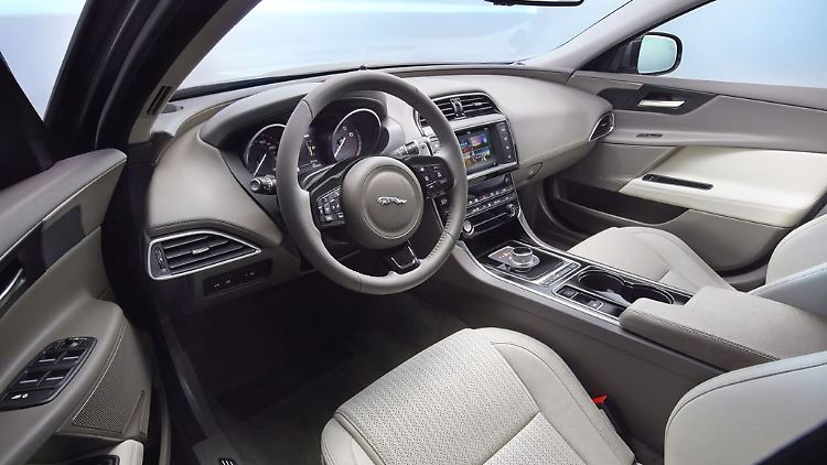 Um den Preis zu drücken, bietet Jaguar im XE jetzt auch Stoffpolster an.