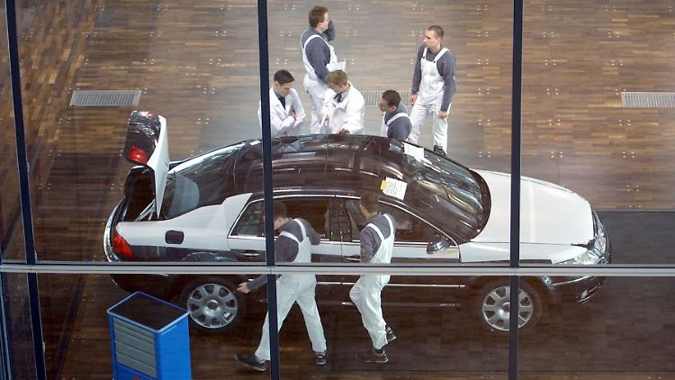 Das Prestigeprodukt Phaeton wird in der gläsernen Manufaktur gefertigt. Per Hand versteht sich. Ein Luxus, den sich Mercedes nicht mal mehr für den Maybach S 600 leistet.