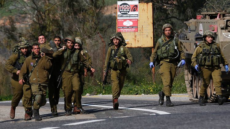 Israelische Soldaten tragen ihren verletzten Kameraden. Berichte über Tote auf israelischer Seite wurden bisher nicht bestätigt.