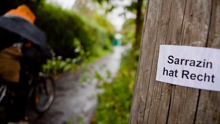 Ein anonymer Zettel an einem Holzmast in Frankfurt am Main.