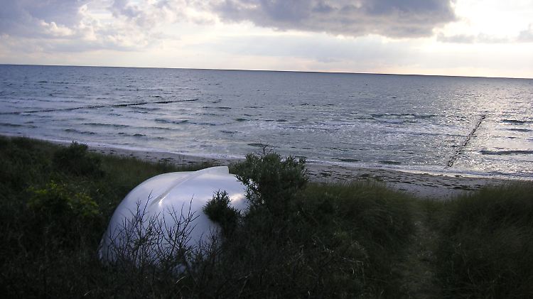 Strand, Boot und Wolken: was braucht man mehr?