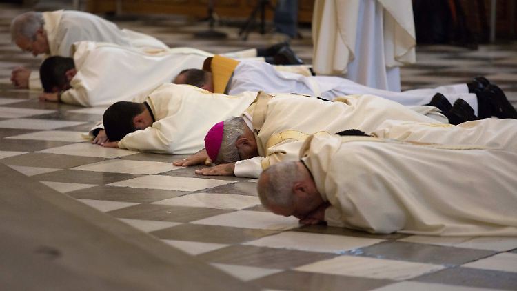 Erzbischoff Francisco Javier Martinez und einige Priester beten um Vergebung im Namen der katholischen Kirche.