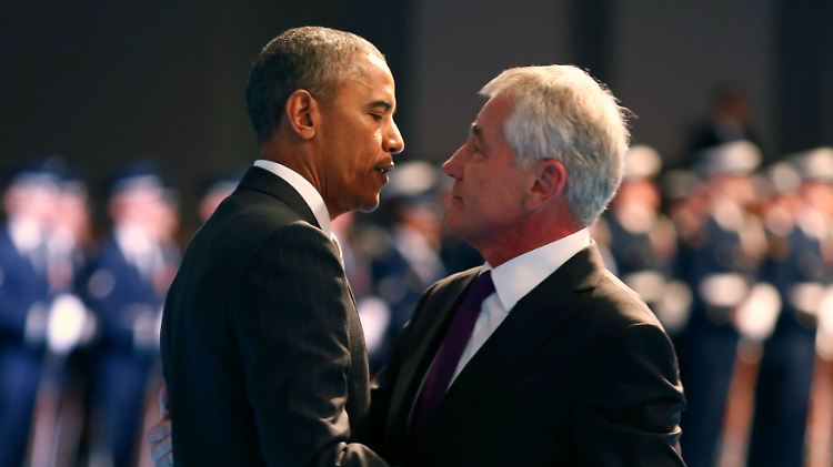 "Wir müssen anerkennen, dass es nicht auf jedes Problem eine sofortige Antwort gibt": Chuck Hagel (r.) und Barack Obama in Fort Myer.