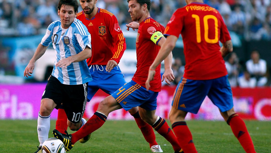Der "Zauberfloh" Lionel Messi (links) bewies gegen den Weltmeister einmal mehr seine Extraklasse.