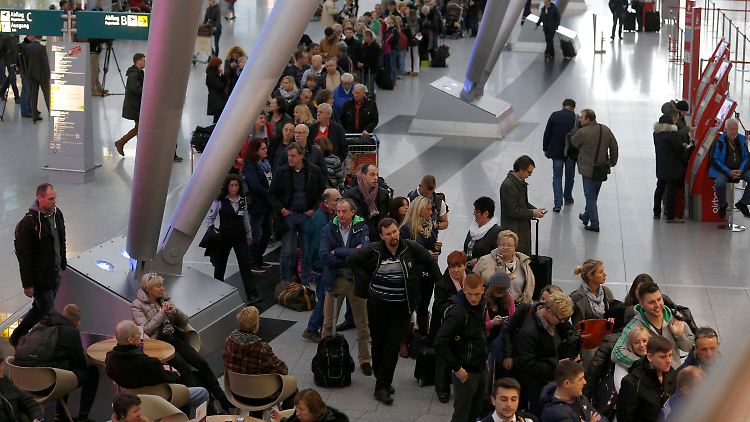 Lange Schlange an einem Schalter am Flughafen Düsseldorf.