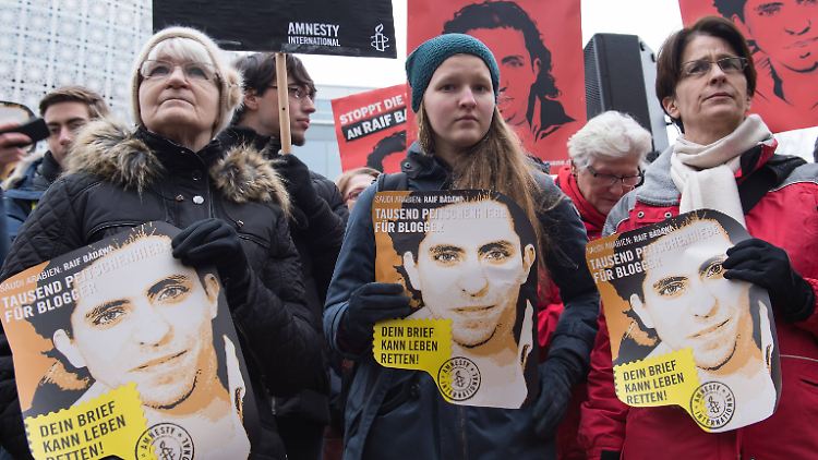 Weltweit demonstrieren Menschen für die Freilassung und ein Ende der Bestrafung von Raif Badawi.